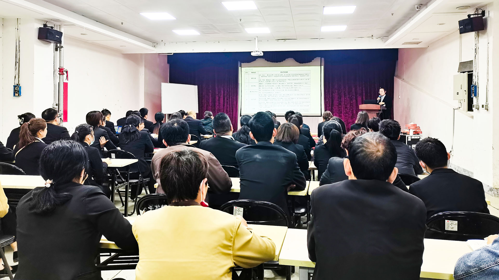 百貨公司：抓培訓，促提升圖一.jpg