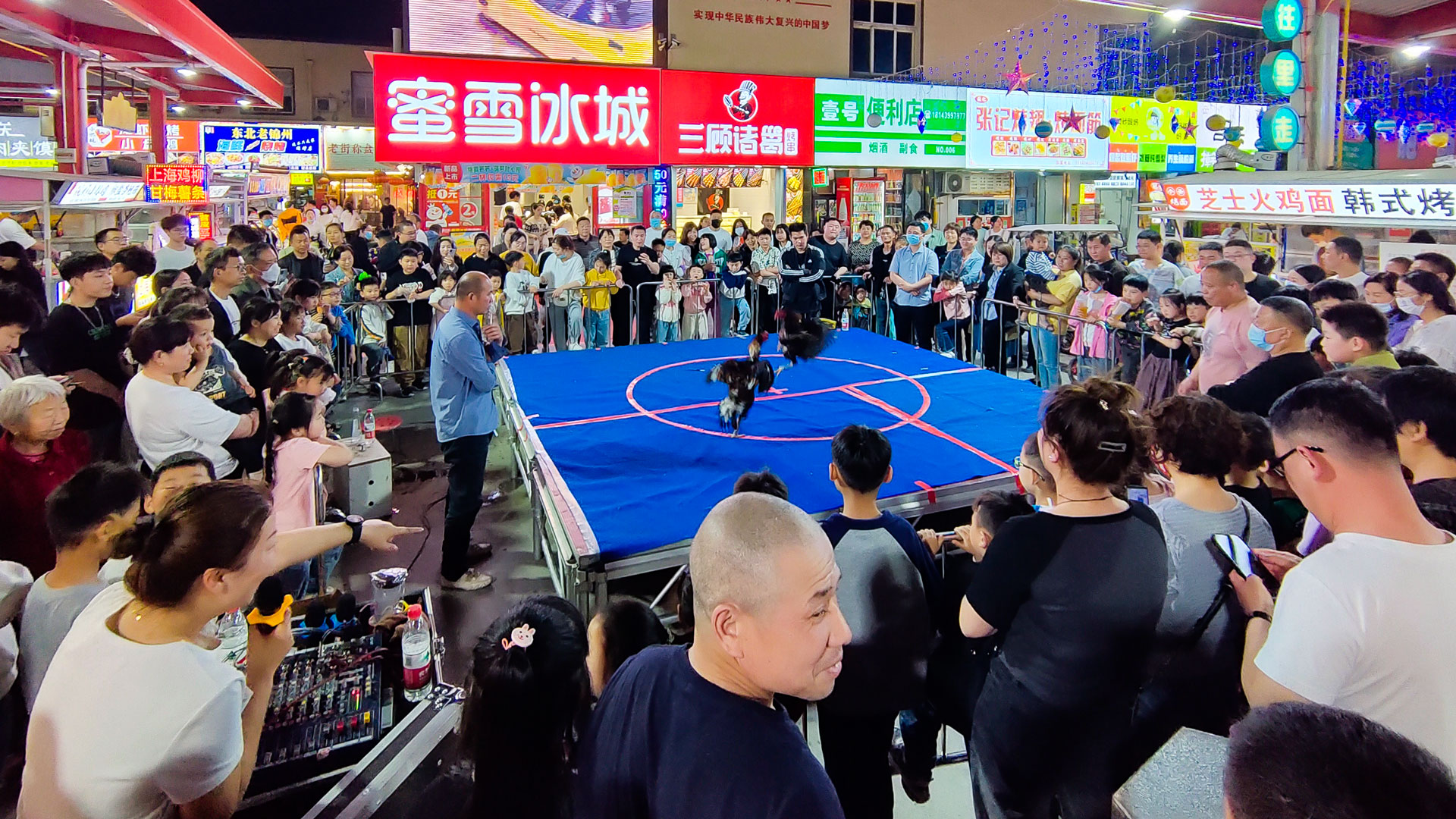 百貨公司：“五一”堅(jiān)守崗位，護(hù)航假期圖三.jpg